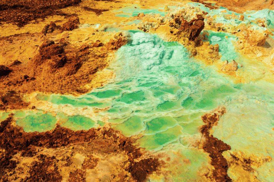 Dallol: Manantiales hidrotermales con formación de sal verde y amarilla en el volcán Dallol (Etiopía).
