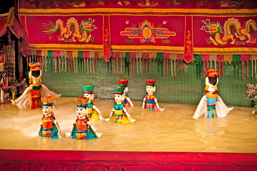 Espectáculo de marionetas de agua vietnamitas en el Teatro de Historia Militar en Hanoi