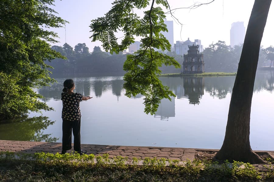 Lago Hoan Kiem en Hanoi, Vietnam. 