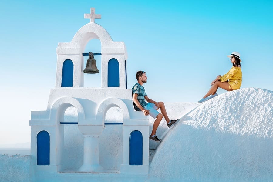 Pareja en el pueblo de Oia, Santorini, Grecia.