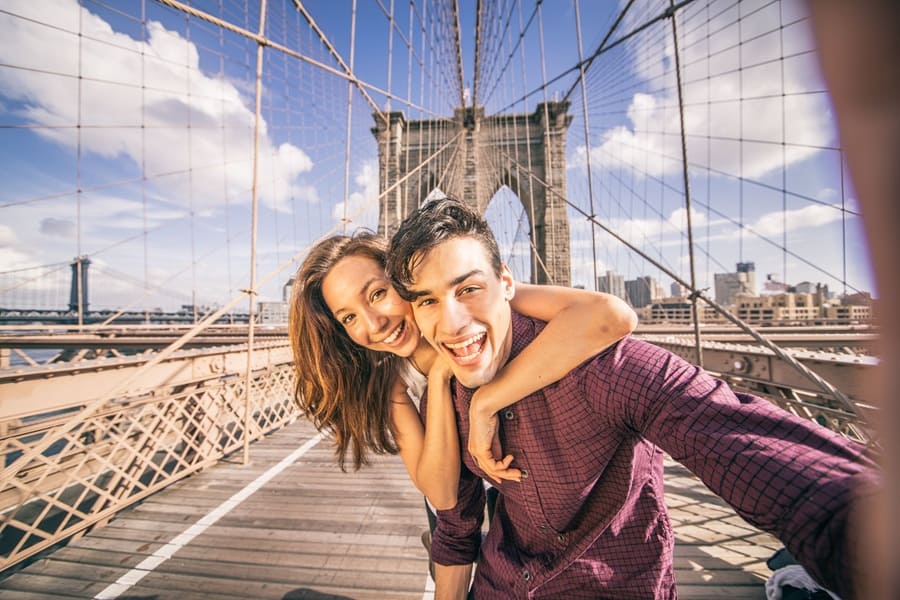 Pareja de luna de miel en el puente de Brooklyn de Nueva York.