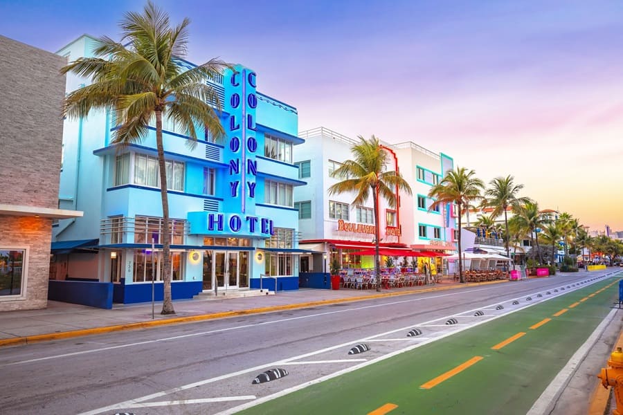 Avenida Ocean Drive en Miami Beach, Florida