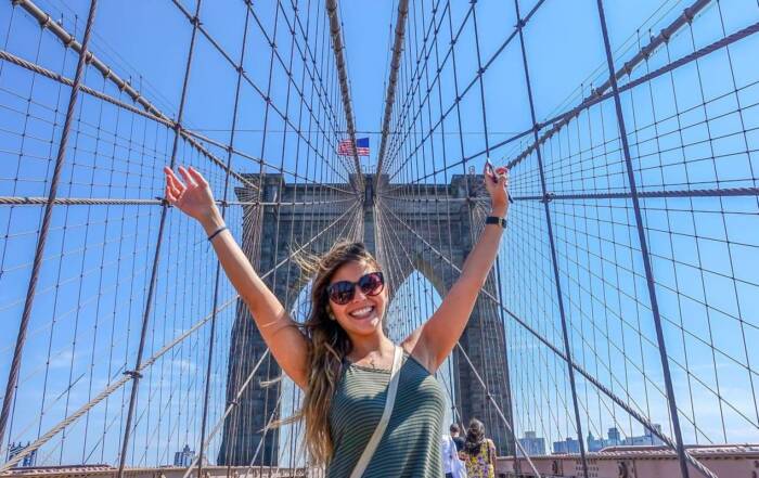 Viajera en el Puente de Brooklyn de Nueva York