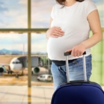 mujer embarazada en el aeropuerto