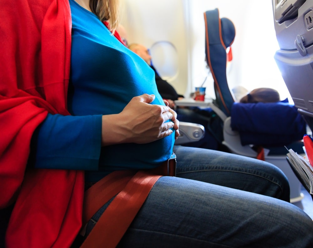mujer embarazada en un avión