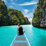 Hombre en barca en Filipinas Nido Palawan