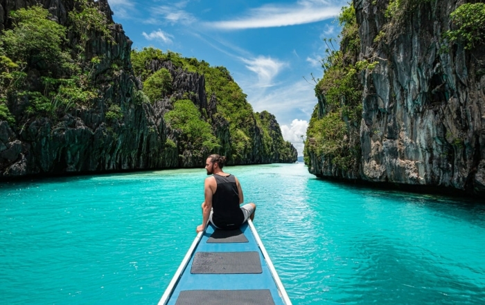 Hombre en barca en Filipinas Nido Palawan