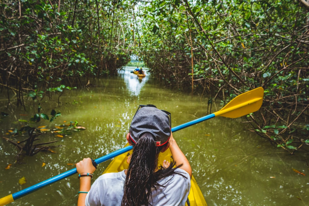 Mujer que viaja sola a Costa Rica haciendo kayak