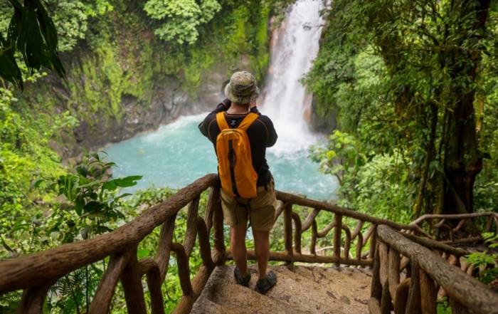 Viajero solo en Costa Rica en una cascada