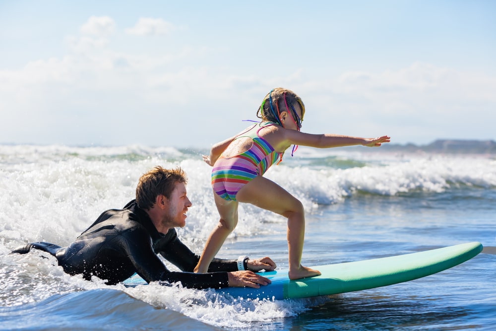 surfeando con niños en Bali