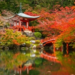 Ciudad japonesa de Kioto en otoño