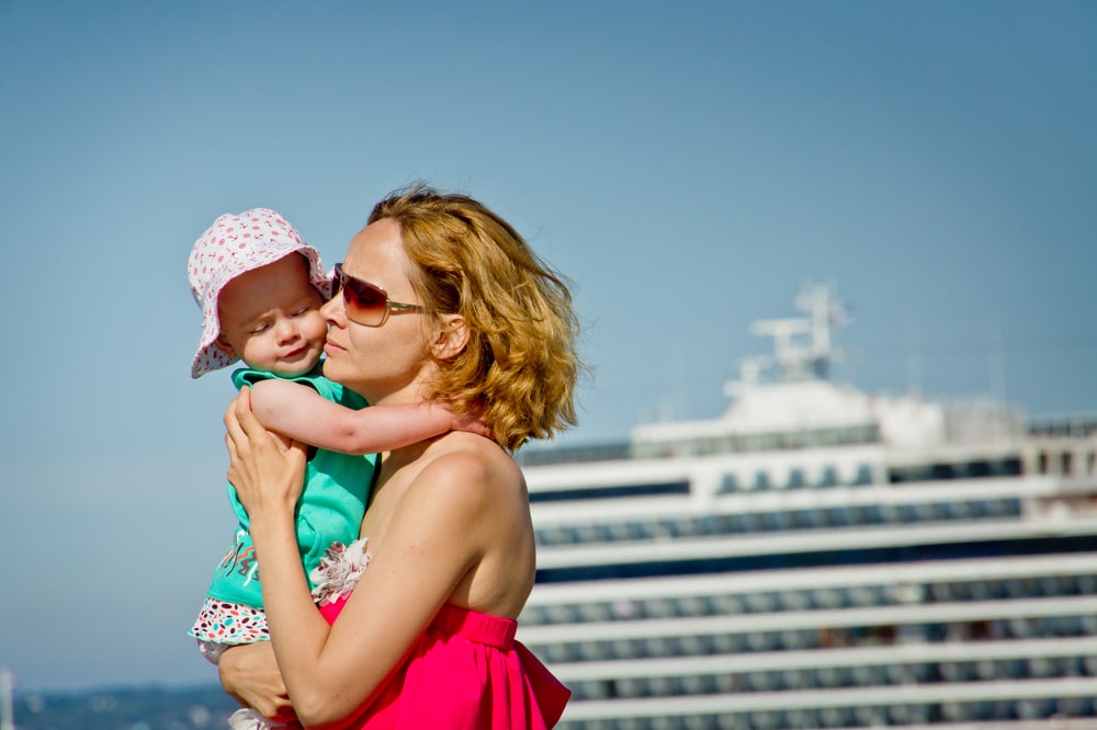 madre con un bebe en un crucero