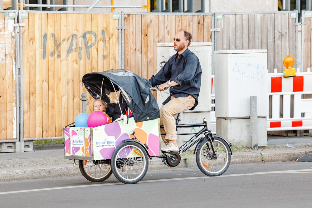 padre en bicicleta por Berlín con su bebé