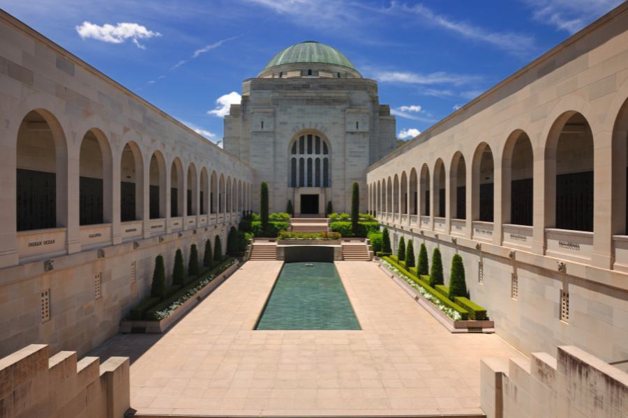 Memorial de guerra de Australia uno de los monumentos más visitados, de piedra y con arcos. Parte de la historia del país y el papel que representaron las Fuerzas Armadas Australianas durante las guerras mundiales y otros conflictos bélicos.