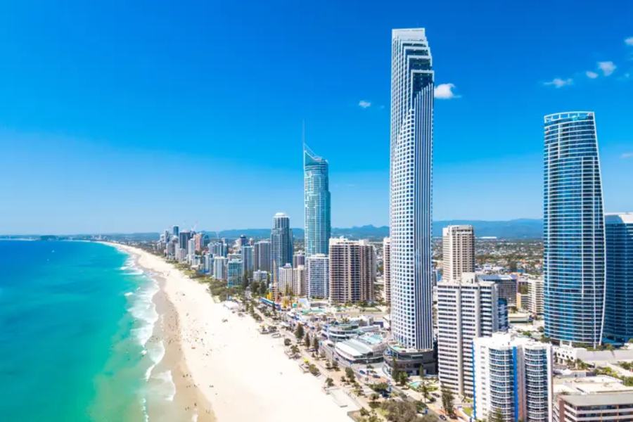vista aerea de la Q1 Tower, junto a rascacielos en Paradise Gold Coast, Queensland, Australia en un día azul despejado frente al mar