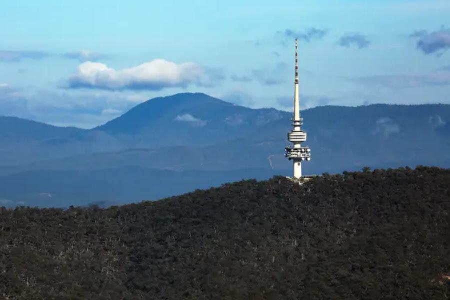 antena o Torre Telstra, en Canberra, Australia vista desde lejos en lo alto de la montaña