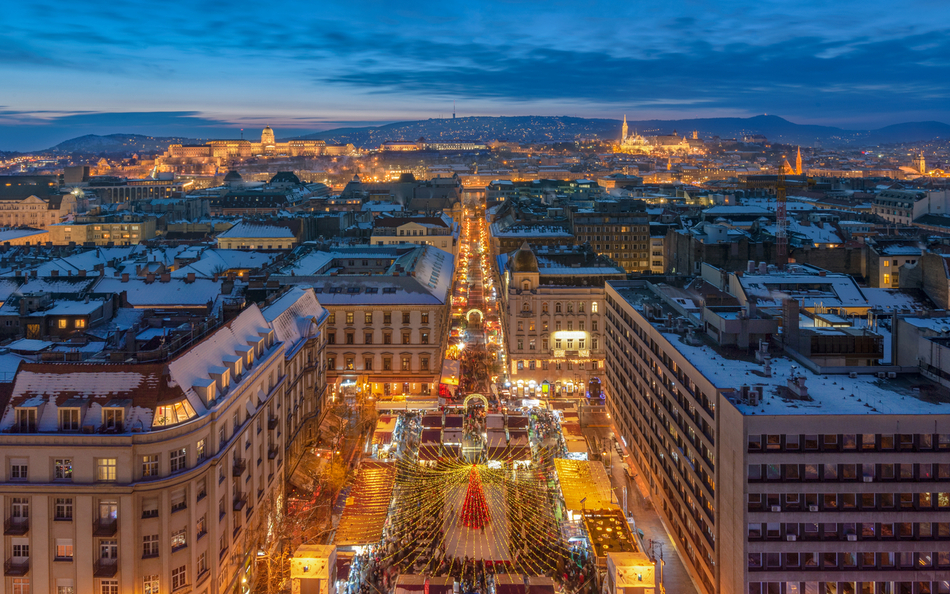 Mercado navideño frente a la Basílica de San Esteban de Budapest.