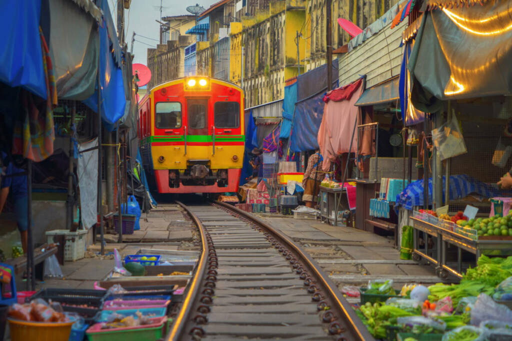 Mercado sobre la via de tren Mae Klong, Bangkok