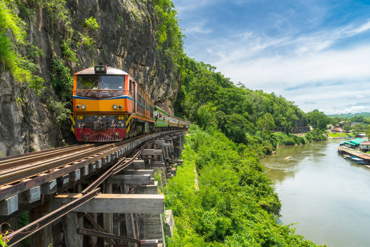tren en rio de tailandia