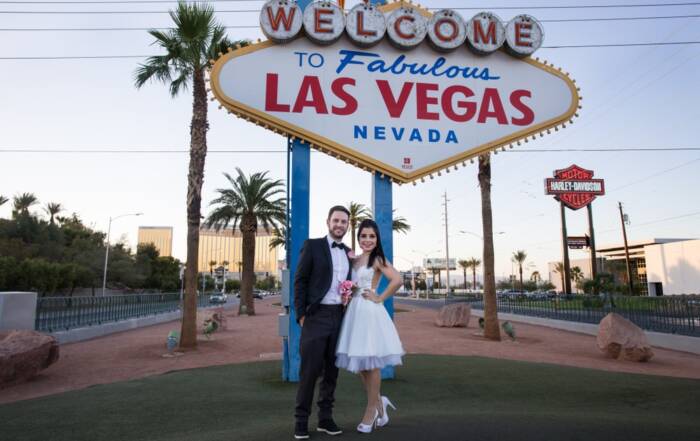 Pareja celebrando su boda en Las Vegas