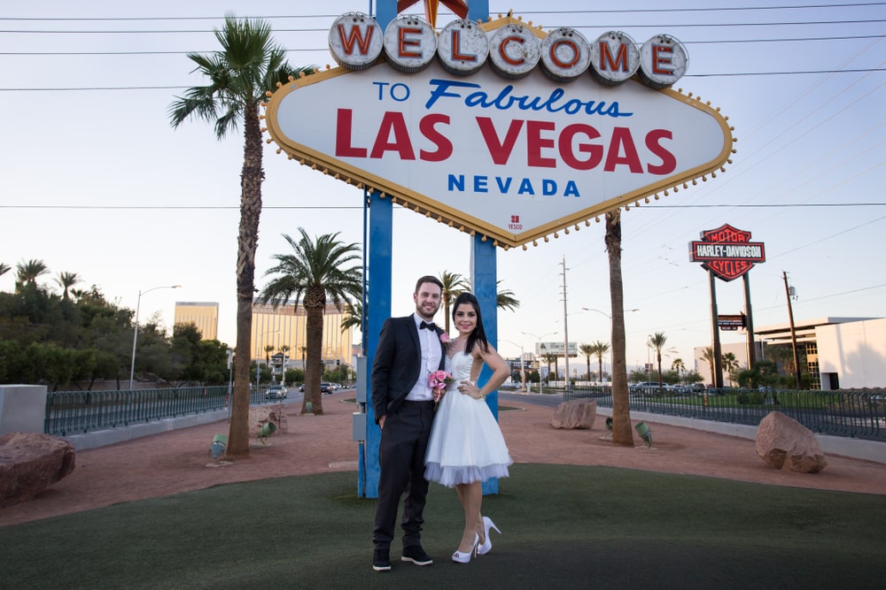 Pareja celebrando su boda en Las Vegas