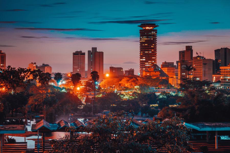 Nairobi, Kenia vista de rascacielos con cielo nocturno anaranjado