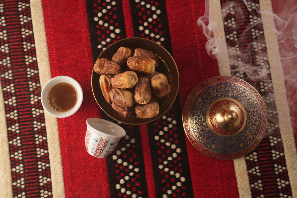 Café tradicional de Emiratos Árabes con dátiles