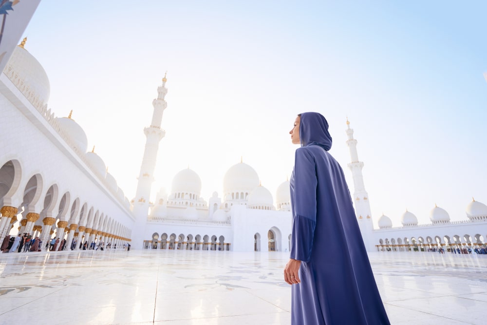 Mujer vestida con la abaya tradicional en la Gran Mezquita Sheikh Zayed de Abu Dabi