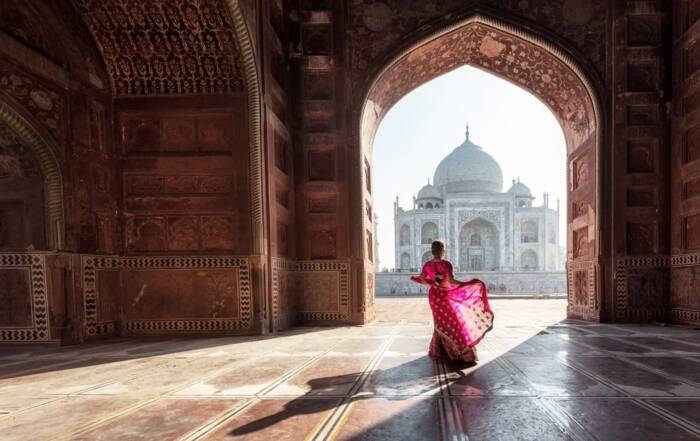 Mujer en la India con el Taj Mahal de fondo