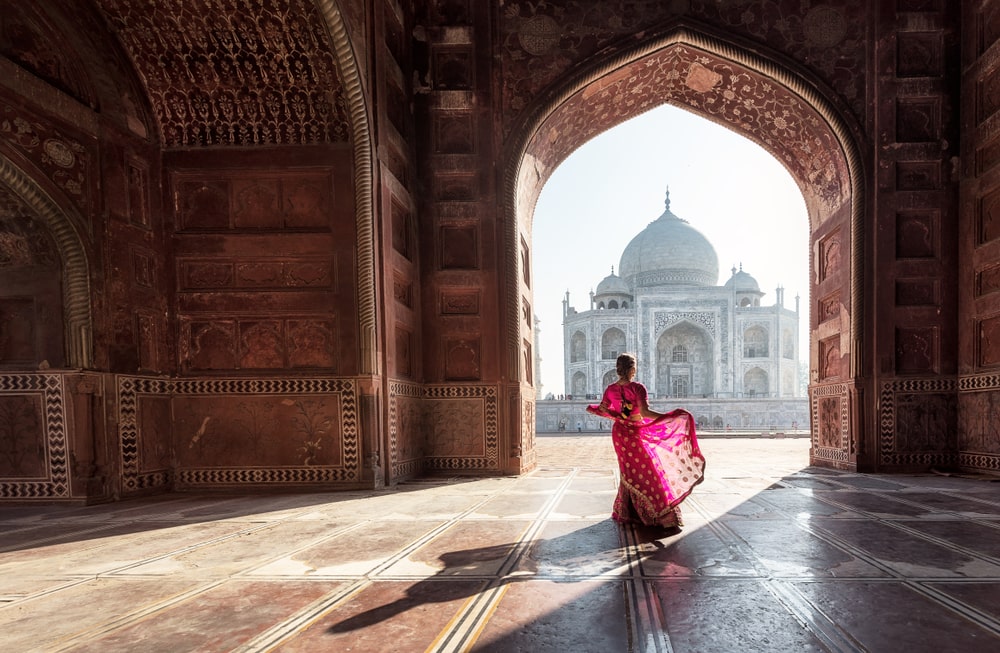 Mujer en la India con el Taj Mahal de fondo