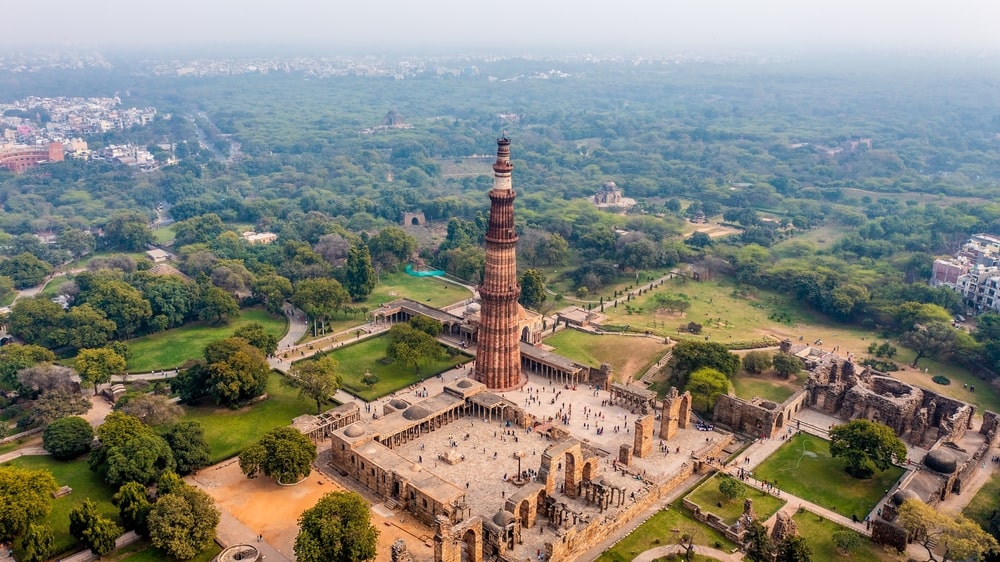 Qutb Minar es una torre minarete de 73 metros en Delhi, India