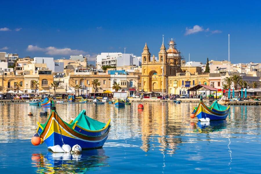 Barcos de pesca tradicionales en la aldea mediterránea de Marsaxlokk en  Malta
