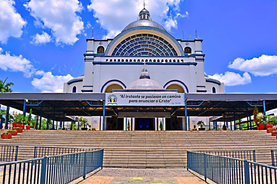 Basílica de Nuestra Señora de los Milagros en Caacupé un momento representativo de la religiosidad de Paraguay