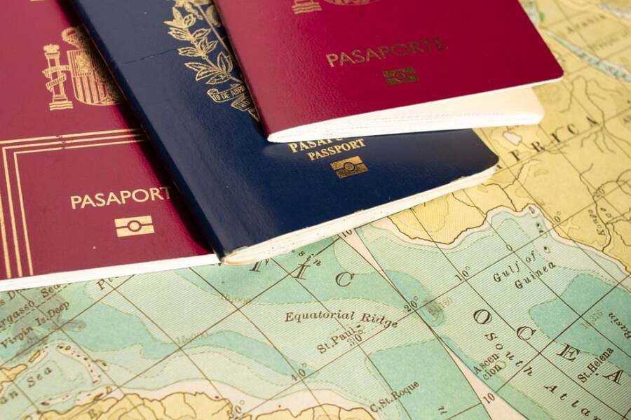 El pasaporte es uno de los documentos necesarios para viajar a Argentina.  