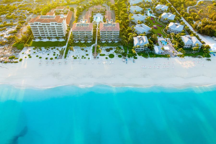 Aguas cristalinas y tranquilas de color turquesa intenso en la playa Grace Bay Beach de Providenciales en las Islas Turcas y Caicos.