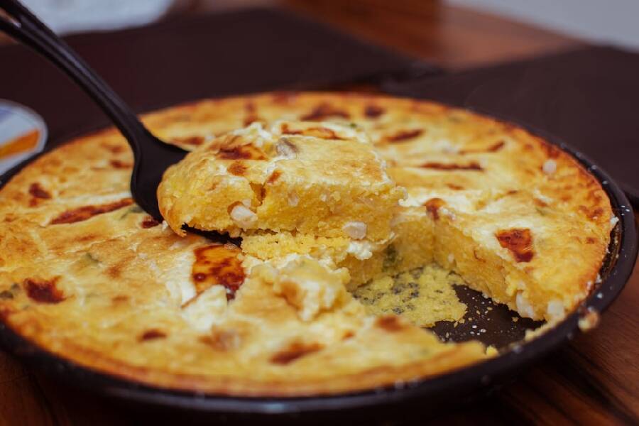 Sopa paraguaya con queso cremoso, un plato local delicioso