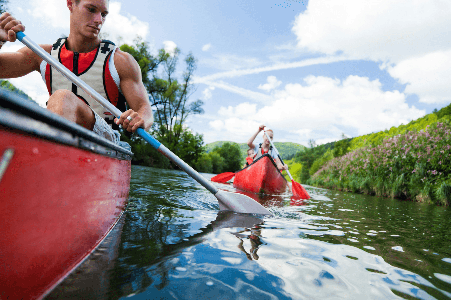 Viajeros practicando Kayak en Argentina