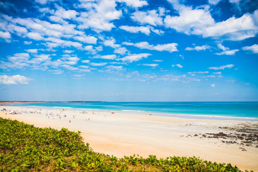 Cable Beach Broome Australia con turistas bañandose y paseando por la orilla del océano Índico.