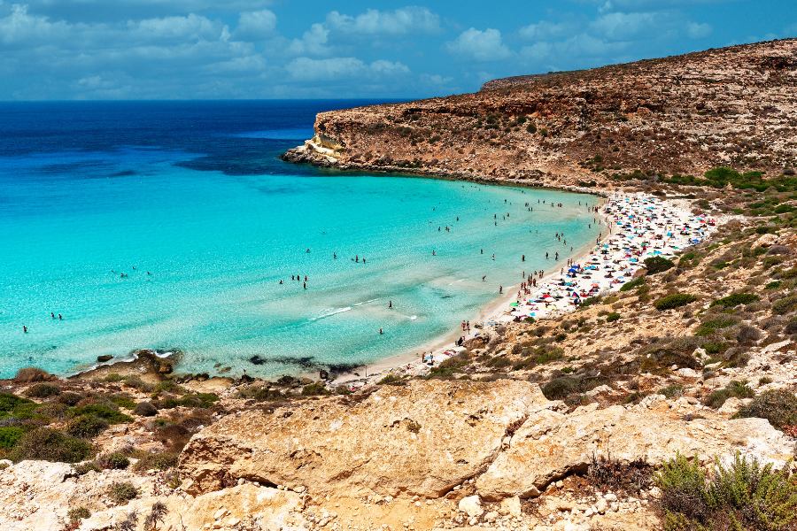 Bahía de aguas transparentes y poco profundas en la Spiaggia dei Conigli o Playa de los Conejos en Lampedusa Sicilia Italia.