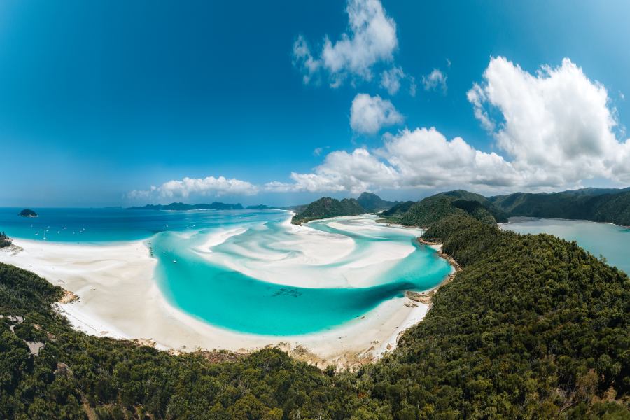 Efecto Hill Inlet en Whitehaven Beach dentro de las Islas Whitsunday de Australia donde se mezcla la arena de sílice blanca y el mar turquesa.