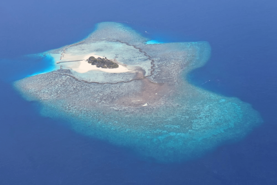 Arrecife en forma de atolón en Maldivas 