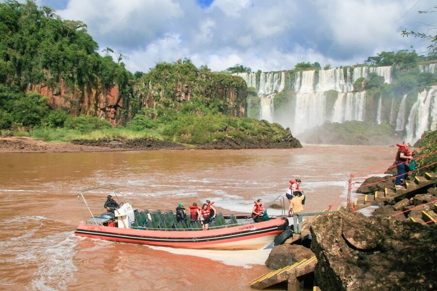 Excursiones en barco para ver de cerca las Cataratas del Iguazú.