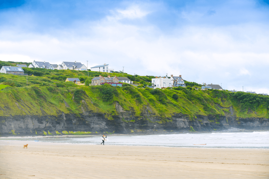 La playa cerca de la ciudad de Bundoran, Donegal, Irlanda