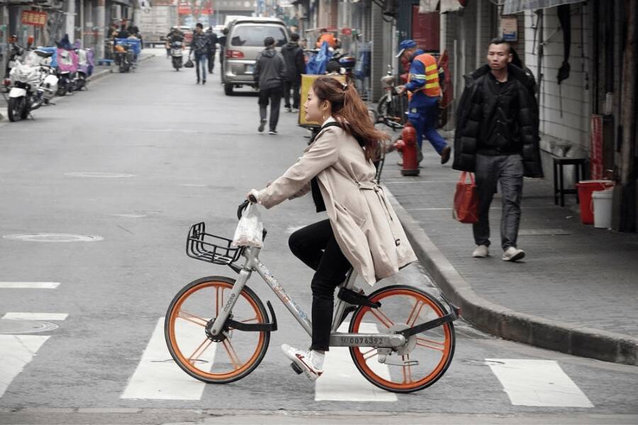 Mujer en bicicleta por las calles de Shanghai.
