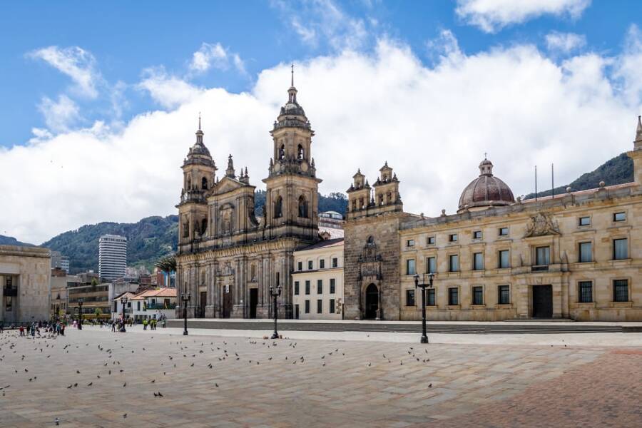 Plaza Bolívar y Catedral de Bogotá uno de los lugares que ver en Colombia