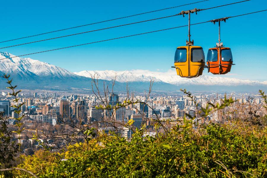 Teleférico para subir a la colina de San Cristóbal en Santiago de Chile