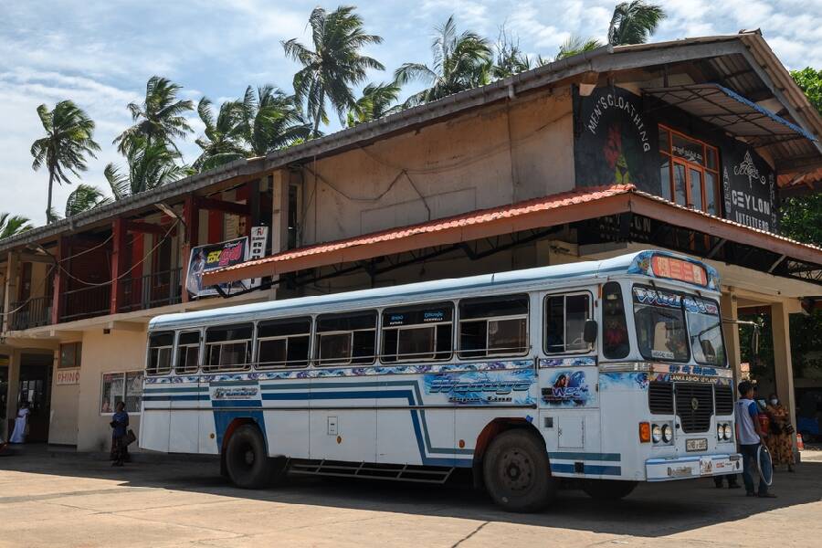 Autobús público regular en la localidad de Dikwella, Sri Lanka