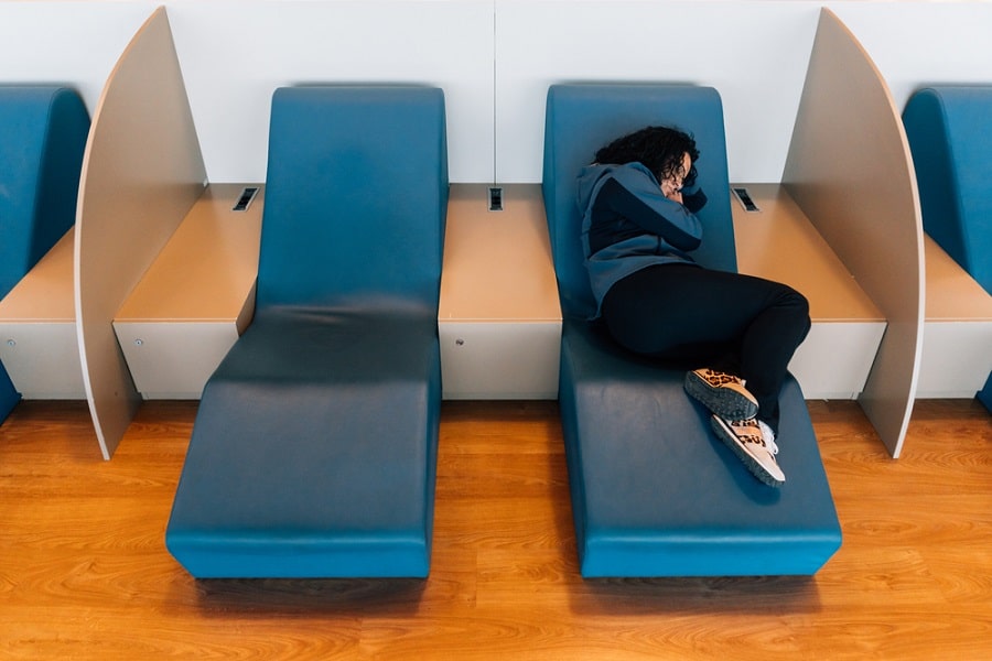 Viajera descansando en la sala VIP del aeropuerto