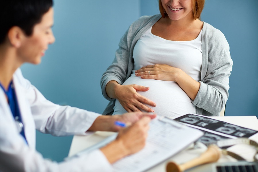 Visita médica de una mujer embarazada