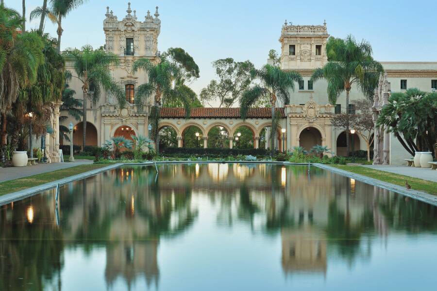 Balboa Park: Edificios de estilo neocolonial español reflejándose sobre la superficie de un estanque reflectante en Balboa Park, San Diego. Balboa park san diego